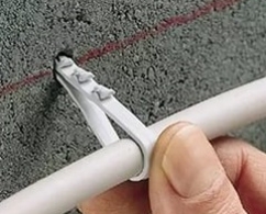 Прокладка кабеля на скобах по бетону