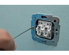 Установка выключателя (включая отверстие и монтаж подрозетника) на кирпиче