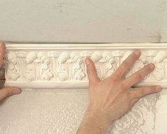 Монтаж лепнины из полиуретана и гипса по периметру потолка (более 50мм)